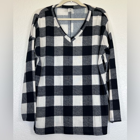 Sew In Love Tops - Black & White Buffalo Plaid V-Neck Top, Size Large